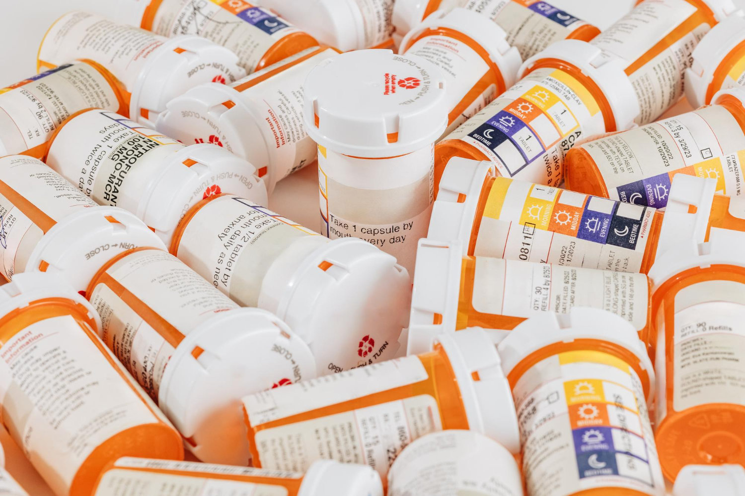 Farmaceutski proizvodi sa preciznim etiketama i booklet uputstvima