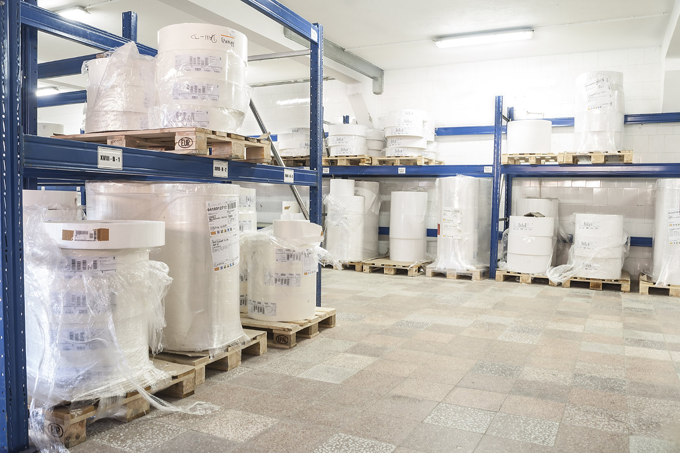 Magacin materijala Štamparije RP sa rolnama samolepljivog materijala